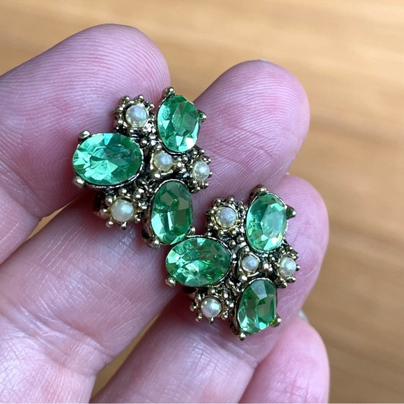 Vintage green glass & faux pearl cluster goldtone screwback earrings GLOWS - Picture 12 of 12
